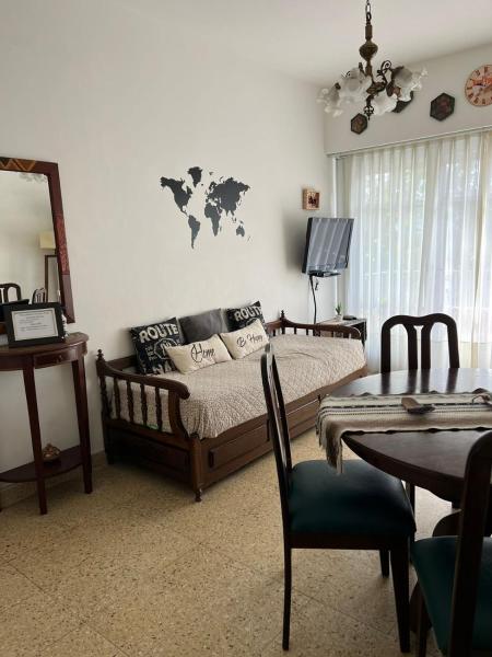 1 dormitorio con cama, mesa y sidx sidx sidx de mesa en El departamento de la abuela en Mar del Plata