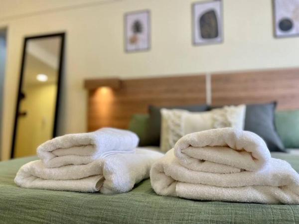 una pila de toallas sentadas encima de una cama en Green Palermo en Buenos Aires