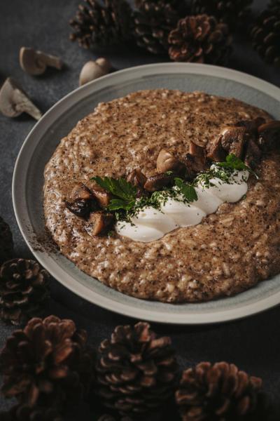 un postre en un plato en una mesa con piñas en Almarena Apart & Hotel Boutique en Costa del Este