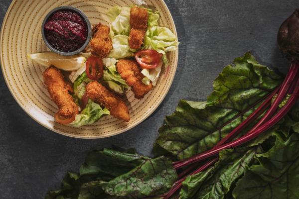 un plato de comida con lechuga y pollo y una ensalada en Almarena Apart & Hotel Boutique en Costa del Este