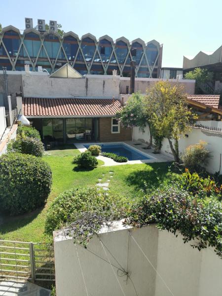 una vista aérea de un patio con un edificio en La Casa Jazmin en Mendoza