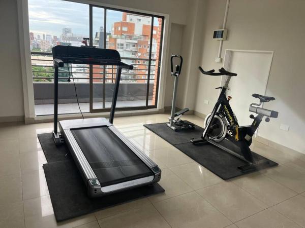 Habitación con gimnasio con bicicleta y cinta de correr en Departamento 2 AMB con amenities en Buenos Aires