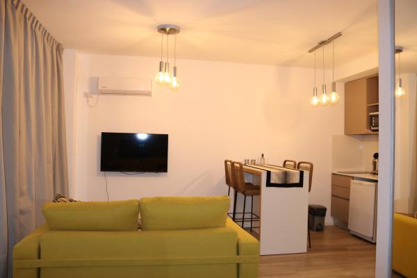 sala de estar con sofá y cocina en Godoy House en Buenos Aires