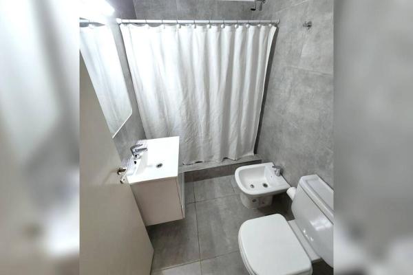 y baño con aseo, lavabo y ducha. en FREN0102 Increíble Depto en Recoleta de 2 ambientes en Buenos Aires