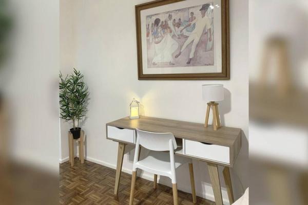 escritorio con 2 sillas y mesa con planta en FREN0102 Increíble Depto en Recoleta de 2 ambientes en Buenos Aires