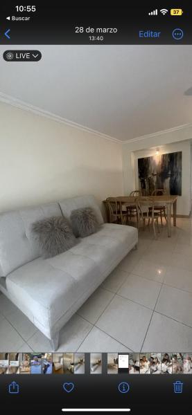 sala de estar con sofá y mesa en Departamento luminoso, Capital Mendoza en Mendoza