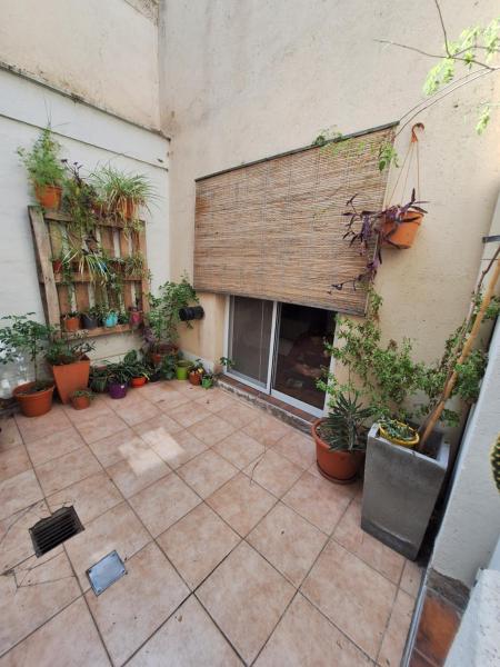 un patio con macetas al lado de un edificio en Familiar, cómodo y bien ubicado en Mendoza