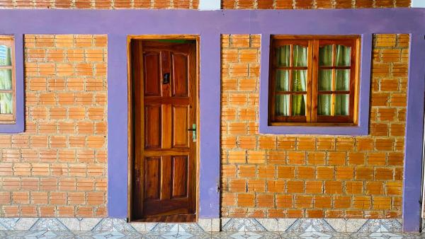 dos puertas y ventanas en un edificio de ladrillo en Mario Algarin en Puerto Iguazú