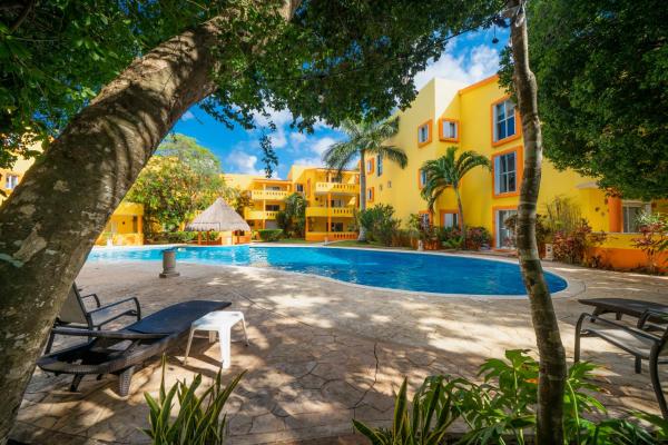 un complejo con piscina y un edificio en Condo Rana Loca - Only 5 Min Walk to Beach - At, Playacar, Chac Ha Condos, en Playa del Carmen