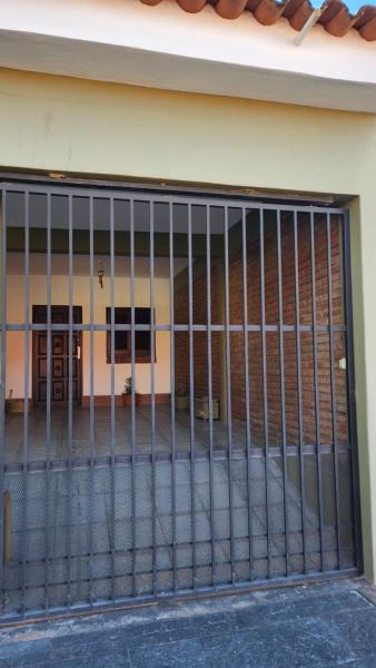 una puerta de garaje con barras en un edificio en LO DE LALY en Salta