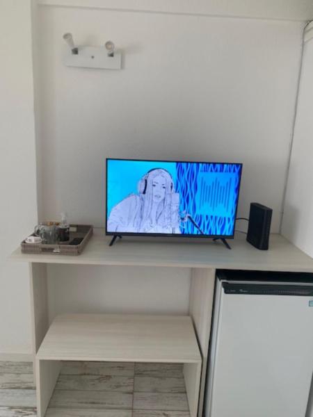 un televisor sentado en un estante en una habitación en DPTO- 1 AMB ZONA TORREON- A METROS DEL MAR- en Mar del Plata