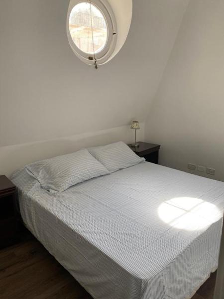 1 dormitorio con 1 cama blanca y ventana en Gorgeous apartment San Telmo up to 6 people en Buenos Aires