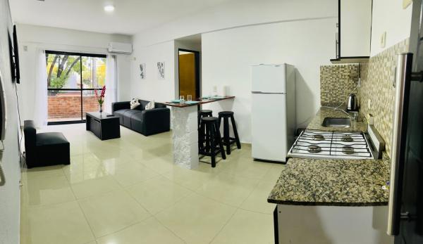 cocina con refrigerador y sala de estar. en excepcional depa en CABA 2 habitaciones con terraza y parrilla en Buenos Aires