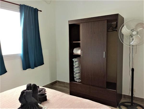 1 dormitorio con armario, ventilador y cama en Gran Maipú en Buenos Aires
