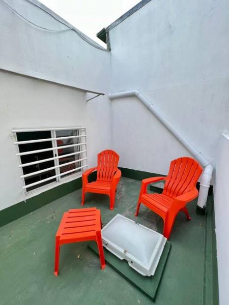 dos sillas rojas y una mesa en un barco en Apartamento con terraza en Buenos Aires