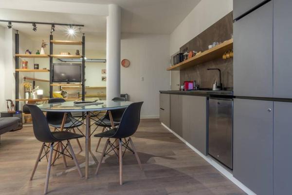 cocina con mesa y sillas en una habitación en Brand new - Cozy Apartment- En el corazon de Mendoza en Mendoza