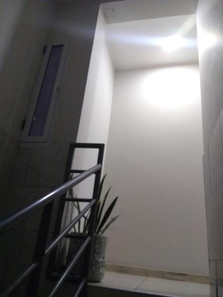 una escalera con una luz en el techo en V&V en San Juan