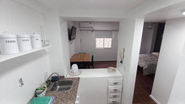 una pequeña cocina con fregadero y encimera en Departamento en pleno centro Don Bosco 73 en Mendoza