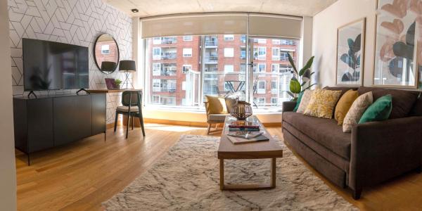 sala de estar con sofá y TV en Disfrutá este Espectacular Depto de Alta Categoría - 801 - en Buenos Aires