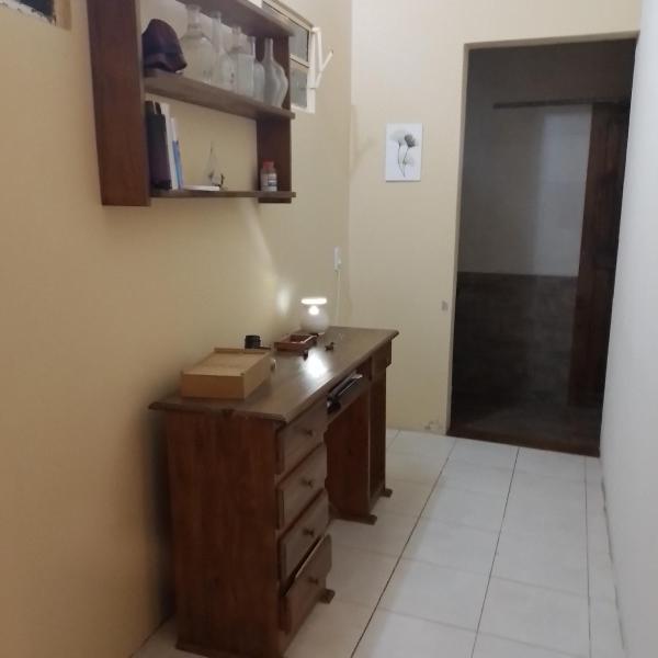 cocina con escritorio de madera en una habitación en Casa hasta 5 personas en Gualeguaychú