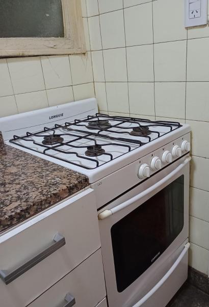 y cocina con fogones y horno. en Departamento en Recoleta en Buenos Aires