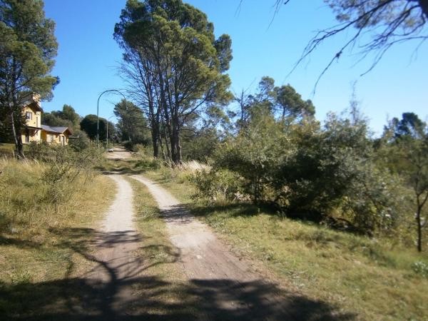 un camino de tierra en medio de un campo en Vacaciones en Belgrano VP en Villa General Belgrano