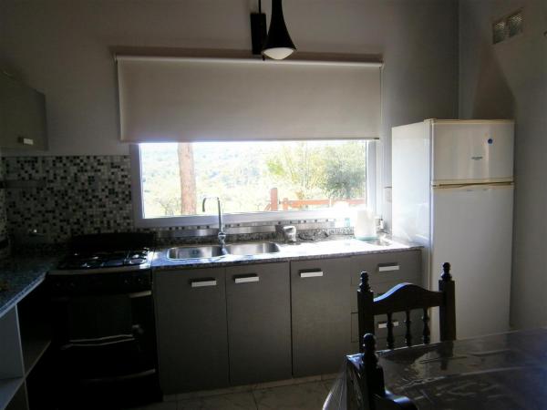 cocina con fregadero y ventana en Vacaciones en Belgrano VP en Villa General Belgrano