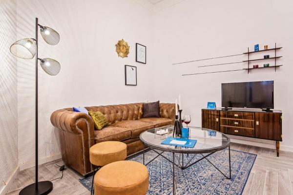 sala de estar con sofá y mesa en Sweet Inn - Urgell, en Barcelona