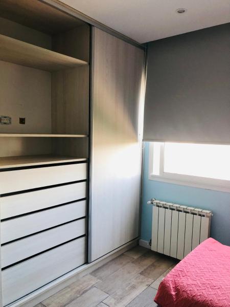 1 dormitorio con armarios blancos y 1 cama rosa en Emilia 1 Departamento calido y muy luminoso Mar del Plata en Mar del Plata