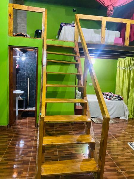 Una escalera en una habitación con 2 literas en Mario Algarin en Puerto Iguazú