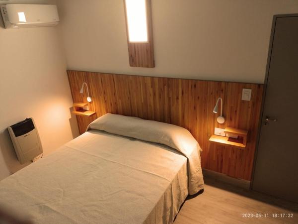 Dormitorio pequeño con cama y TV en Tiké en Ostende