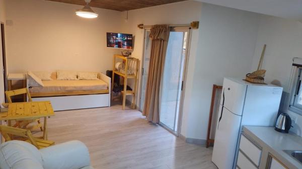 Habitación pequeña con cama y refrigerador. en Tiké en Ostende