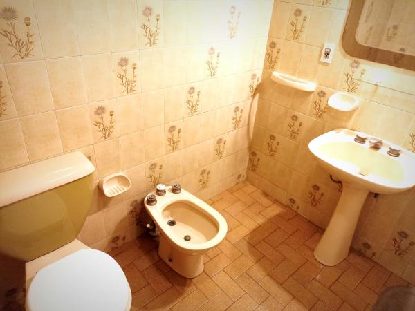 y baño con aseo, bidet y lavamanos. en HABITACIÓN C AMPLIA COMPARTIDA en Mendoza