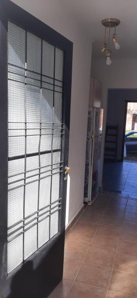una puerta abierta a una habitación con garaje en Matu en Gualeguaychú