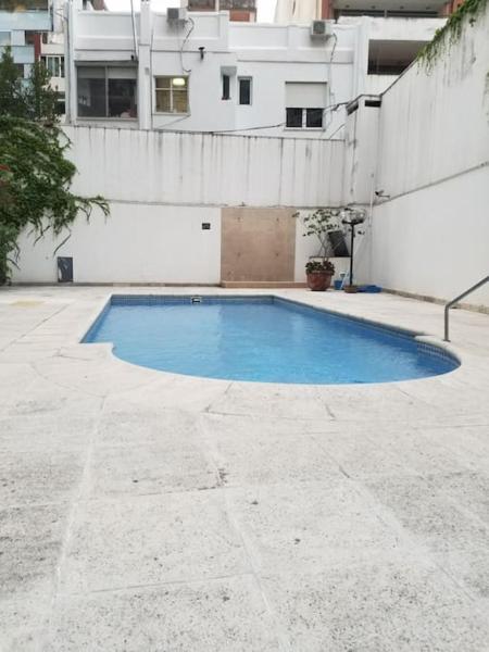 una piscina vacía en el medio de un edificio en departamentopalermo en Buenos Aires