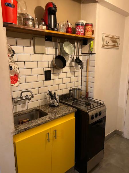 cocina pequeña con fregadero y fogones en Departamento Impecable en Balvanera en Buenos Aires