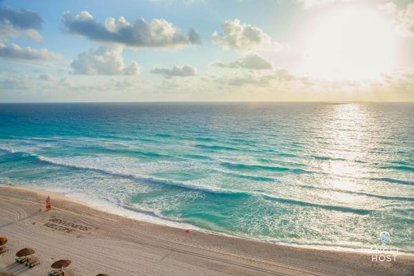 una vista aérea de una playa con sombrillas y el océano en Amazing Oceanview Villas Nizuc I 2 Beachfront Pools, en Cancún