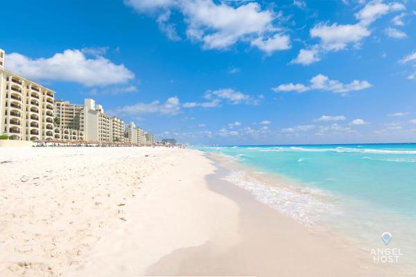 vistas a la playa, los edificios y el océano en Amazing Oceanview Villas Nizuc I 2 Beachfront Pools, en Cancún