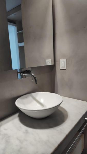 y baño con lavabo blanco y espejo. en espectacular Loft en NUÑEZ en Buenos Aires