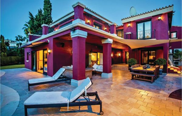 Casa morada con patio y mesa en Stunning Home In Elviria With 6 Bedrooms, Wifi And Outdoor Swimming Pool, en Marbella