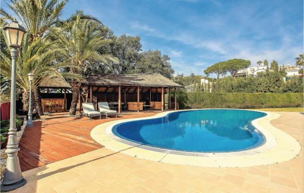 una piscina en un patio con cenador en Stunning Home In Elviria With 6 Bedrooms, Wifi And Outdoor Swimming Pool, en Marbella