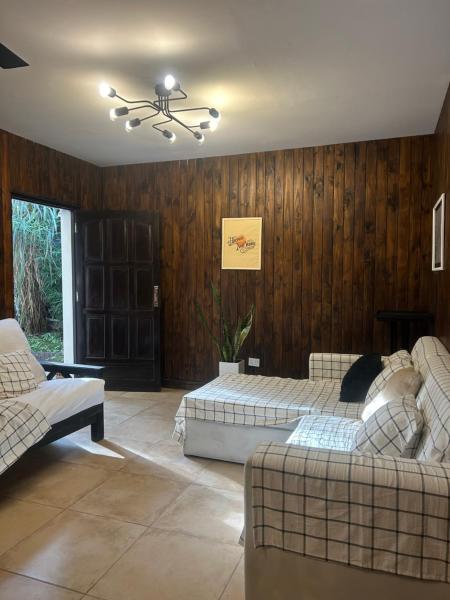 sala de estar con 2 camas y sofá en Rincón Natural Urbano en San Salvador de Jujuy