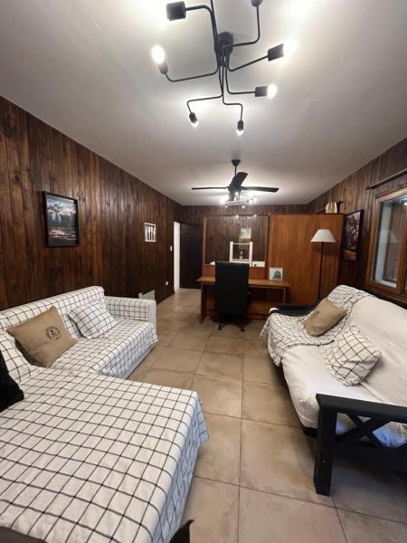 sala de estar con 2 camas y escritorio en Rincón Natural Urbano en San Salvador de Jujuy
