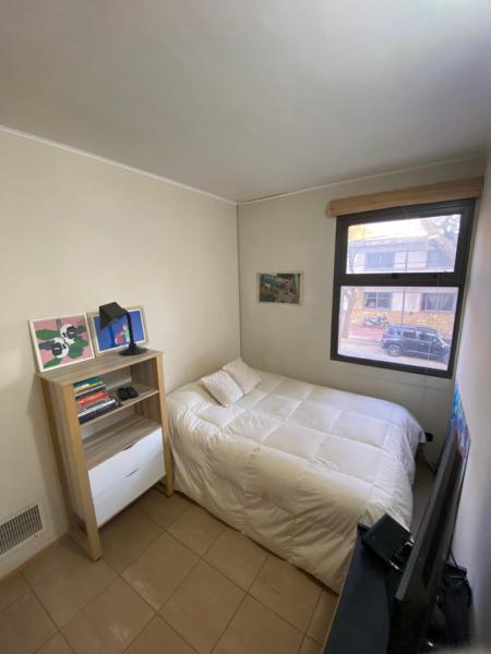 Habitación pequeña con cama y ventana en Bohemian Flat en Mendoza