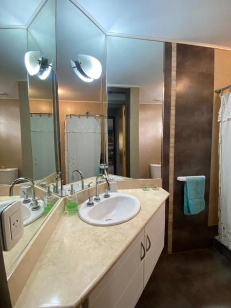 baño con lavabo y espejo grande en Bohemian Flat en Mendoza