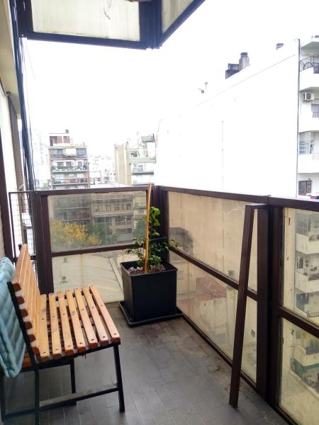 balcón con banco y maceta en Depto en Palermo, 2 ambientes muy luminoso con doble circulación, lavadero y balcón en Buenos Aires
