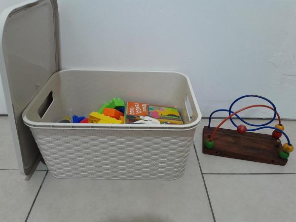 una cesta blanca con juguetes en el suelo en Casa Vacacional en Costa Chica en Las Toninas