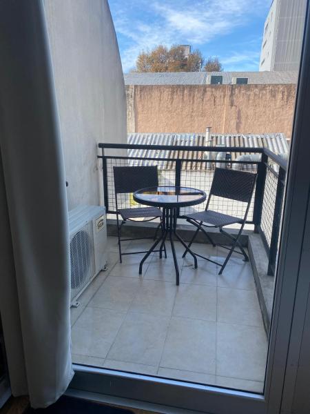 patio con mesa y sillas en el balcón en Apartamento Fitz Roy en Buenos Aires