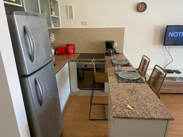 cocina con refrigerador y mesa con sillas en Apartamento Fitz Roy en Buenos Aires