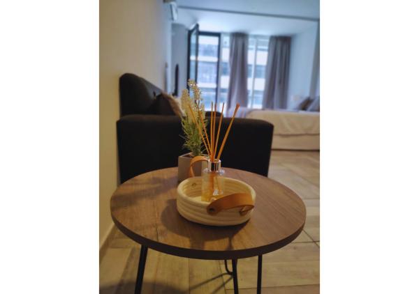 una mesa con un jarrón en la sala de estar en Departamento en Puerto Madero Edificio Lumiere en Buenos Aires